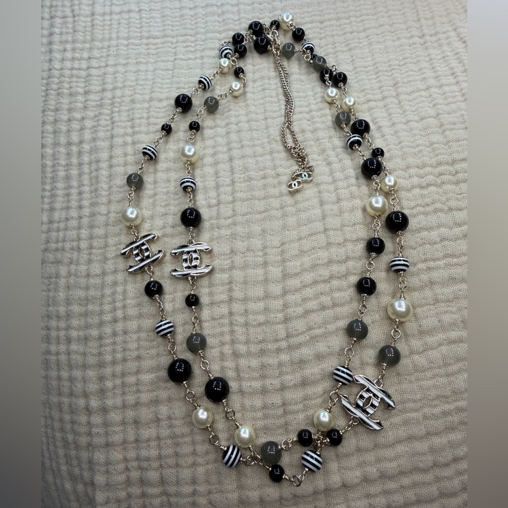 🤍Vintage Chanel Multicolor Beaded CC Necklace Pearls, Black & White Glass Beads🖤 - Picture 3 of 16